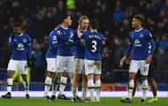 LIVERPOOL, ENGLAND - JANUARY 15:  Tom Davies of Everton is congratulated by teammate Leighton Baines #3 during the Premier League match between Everton and Manchester City at Goodison Park on January 15, 2017 in Liverpool, England.  (Photo by Michael Regan/Getty Images)
